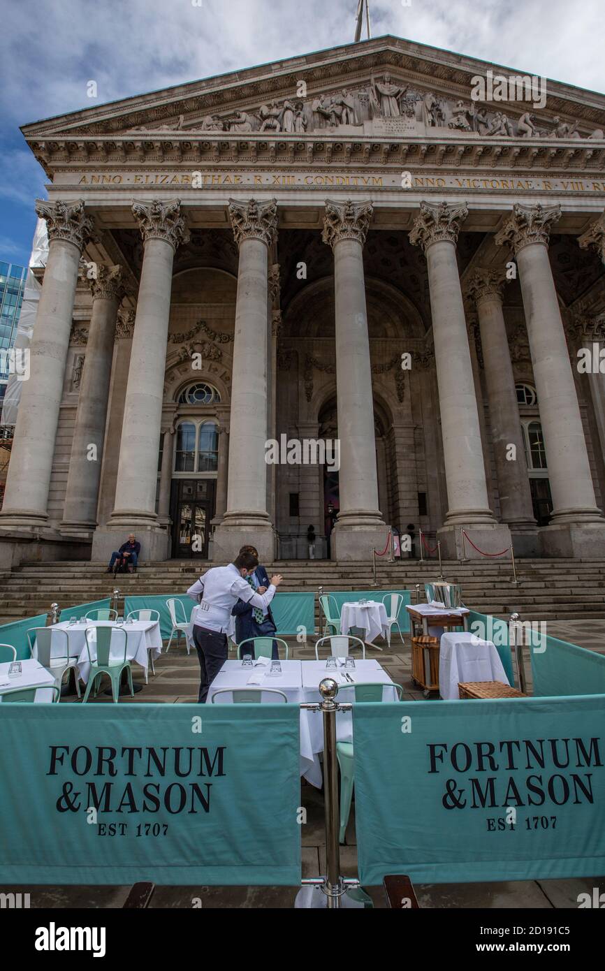 Il ristorante Fortnum & Mason Outdoors si erge vuoto fuori dal Royal Exchange mentre la pandemia del coronavirus continua a tenere lontani i lavoratori della città, Londra. Foto Stock