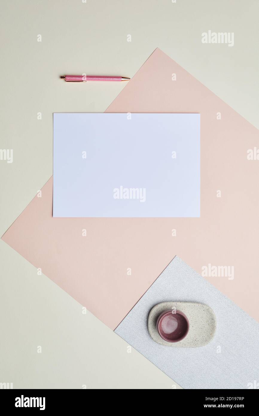Composizione grafica minima di carta bianca vuota su sfondo color pastello, spazio di copia Foto Stock