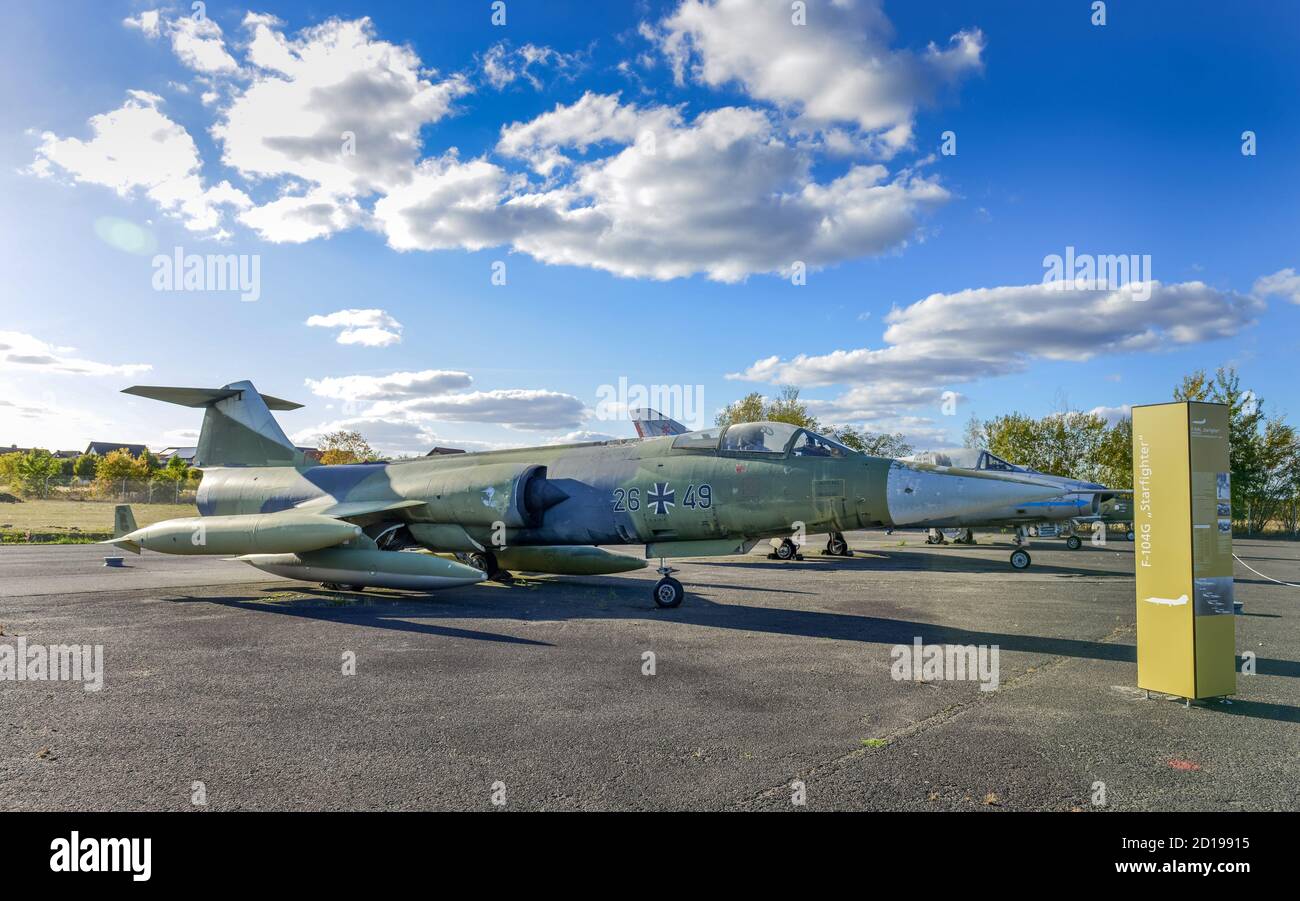 E le seguenti 104 g Starfighter, superficie libera, militare-museo storico, airfield Gatow, Berlino, Germania, F 104 G Starfighter, Freiflaeche, Mili Foto Stock