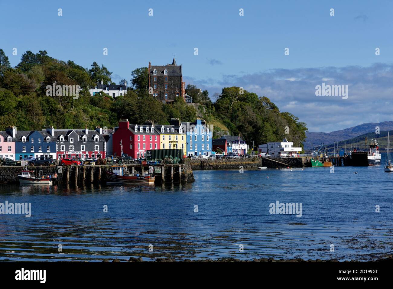 Il colorato lungomare di Tobermory, la più grande città sulla splendida isola di Mull, nelle Ebridi interne al largo della costa occidentale della Scozia Foto Stock