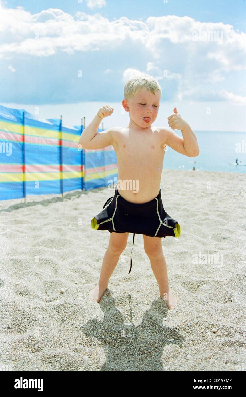 Ragazzo di tre anni sulla spiaggia di Blackpool Sands, Dartmouth, Devon, Inghilterra, Regno Unito Foto Stock