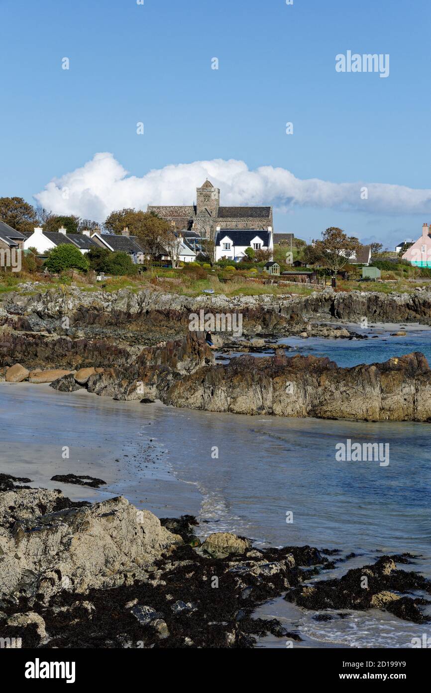 Fondata da Columba nel 563 d.C. l'Abbazia e il Nunnery domina la tranquilla e tranquilla isola di Iona. Situato al di fuori del Sud Ovest dell'Isola di Mull Foto Stock