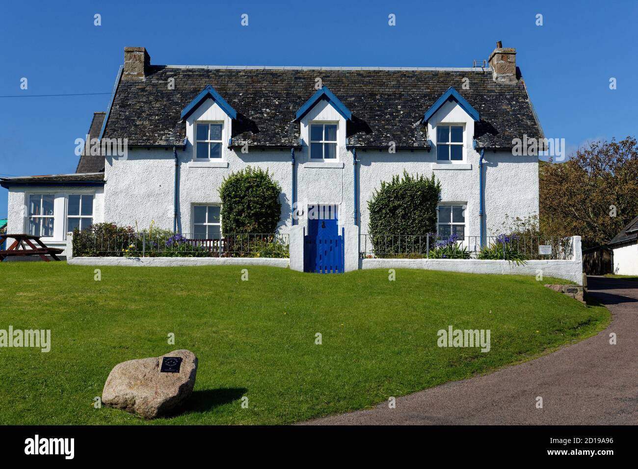 Bella classica casetta in pietra dipinta di bianco tradizionale sulla tranquilla isola di Iona nelle Ebridi interne della Scozia Foto Stock