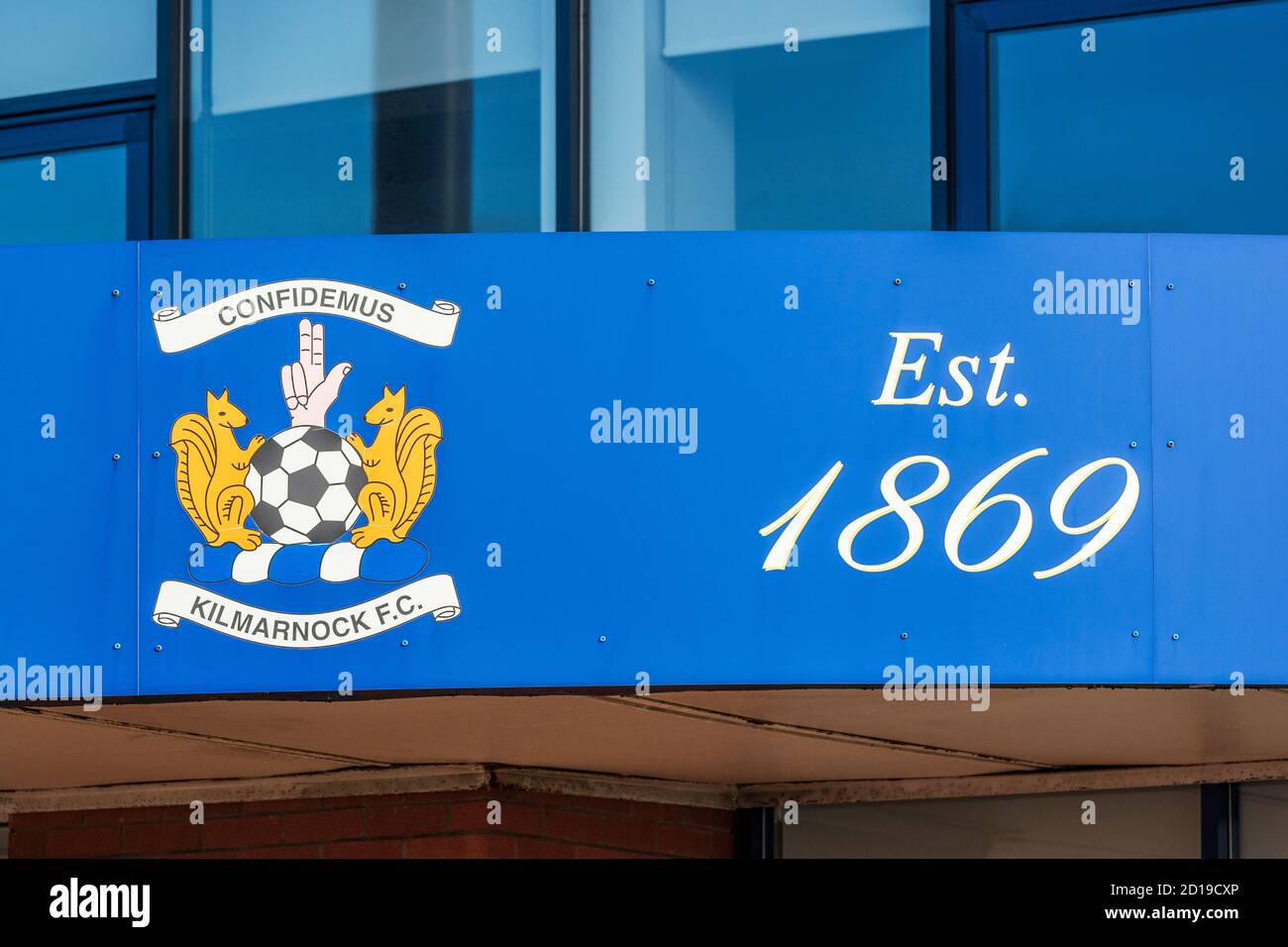 Il logo e la data del Kilmarnock Football Club, sopra l'ingresso principale dello stadio dei club, noto come Rugby Park, Kilmarnock, Ayrshire, Scozia, Foto Stock