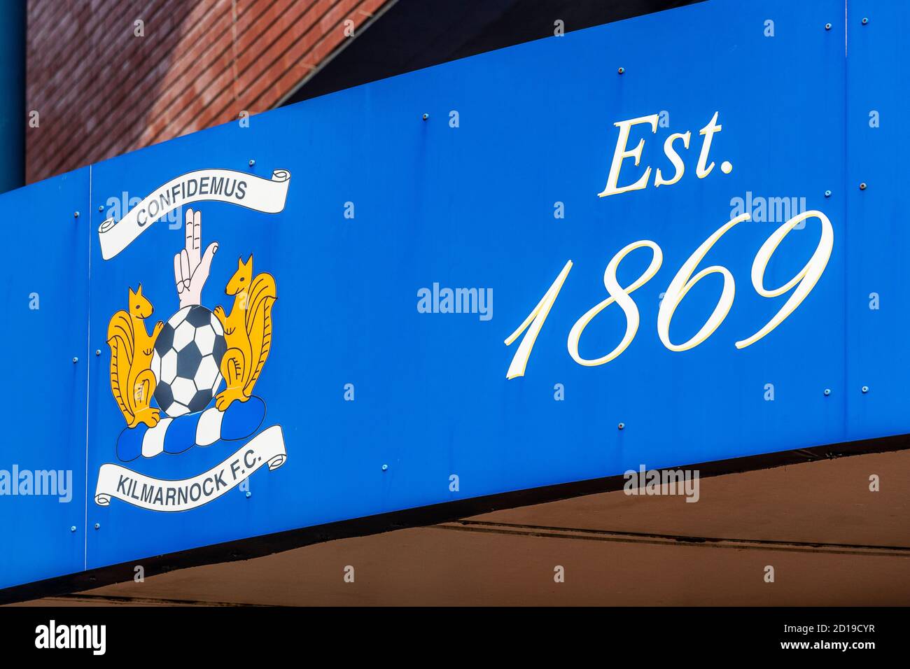 Il logo e la data del Kilmarnock Football Club, sopra l'ingresso principale dello stadio dei club, noto come Rugby Park, Kilmarnock, Ayrshire, Scozia, Foto Stock