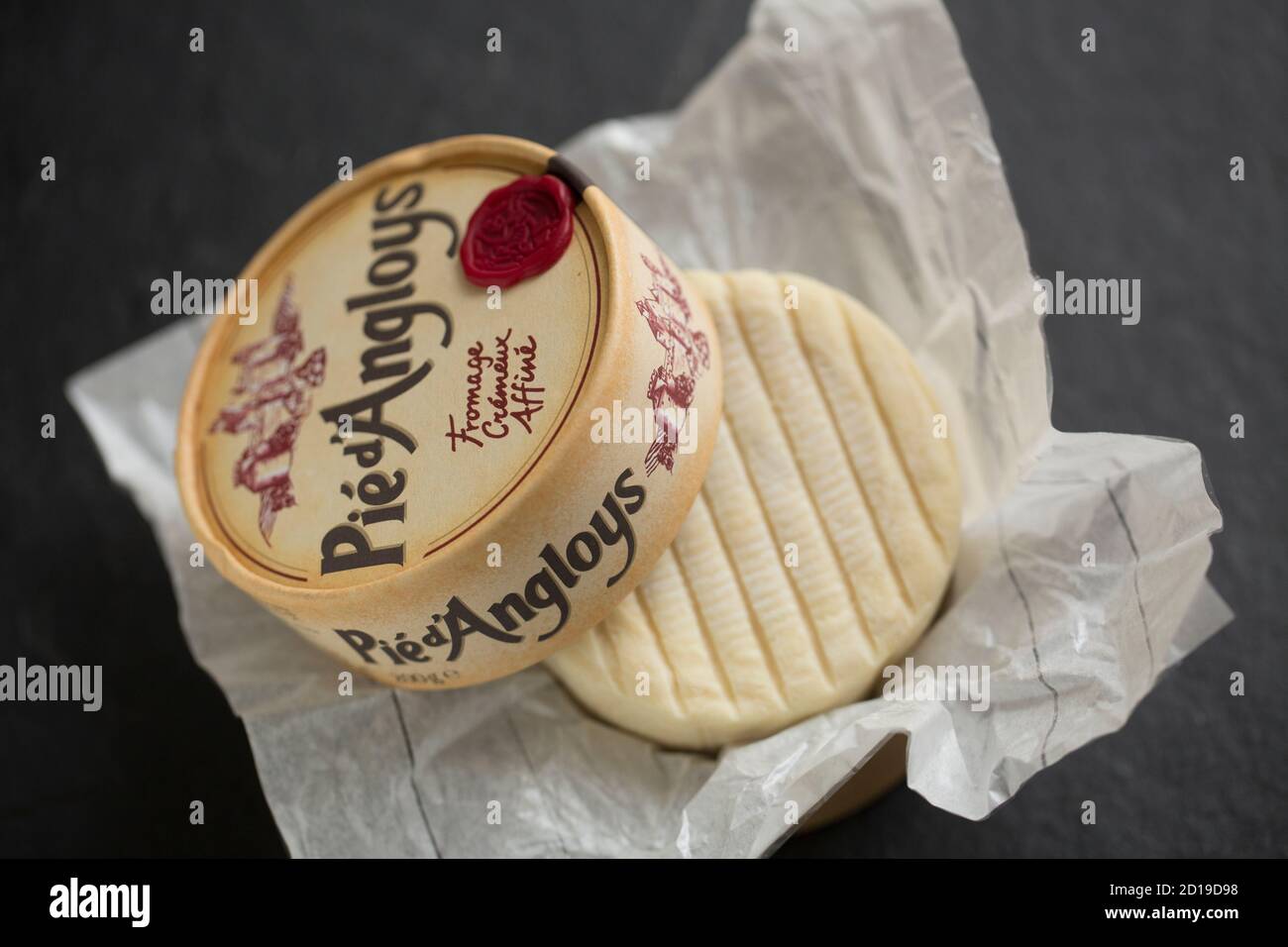 Un esempio del formaggio francese pieno di grasso morbido Pie d’Angloys fatto con latte di mucca pastorizzato. Acquistato da un supermercato Waitrose nel Regno Unito. Dorset Eng Foto Stock