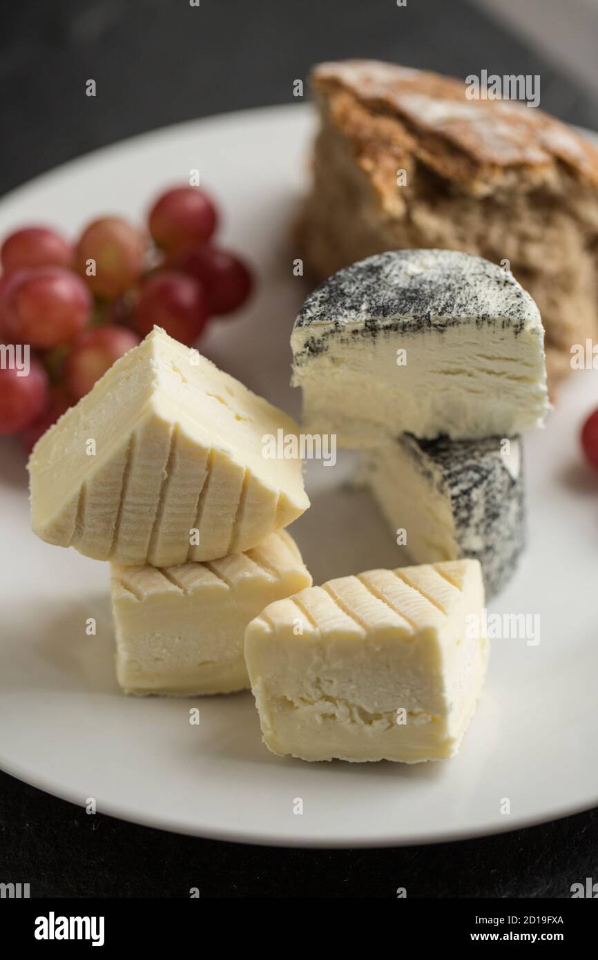 Un esempio del formaggio francese pieno di grasso morbido Pie d’Angloys fatto con latte di mucca pastorizzato. Acquistato da un supermercato Waitrose nel Regno Unito. È visto Foto Stock
