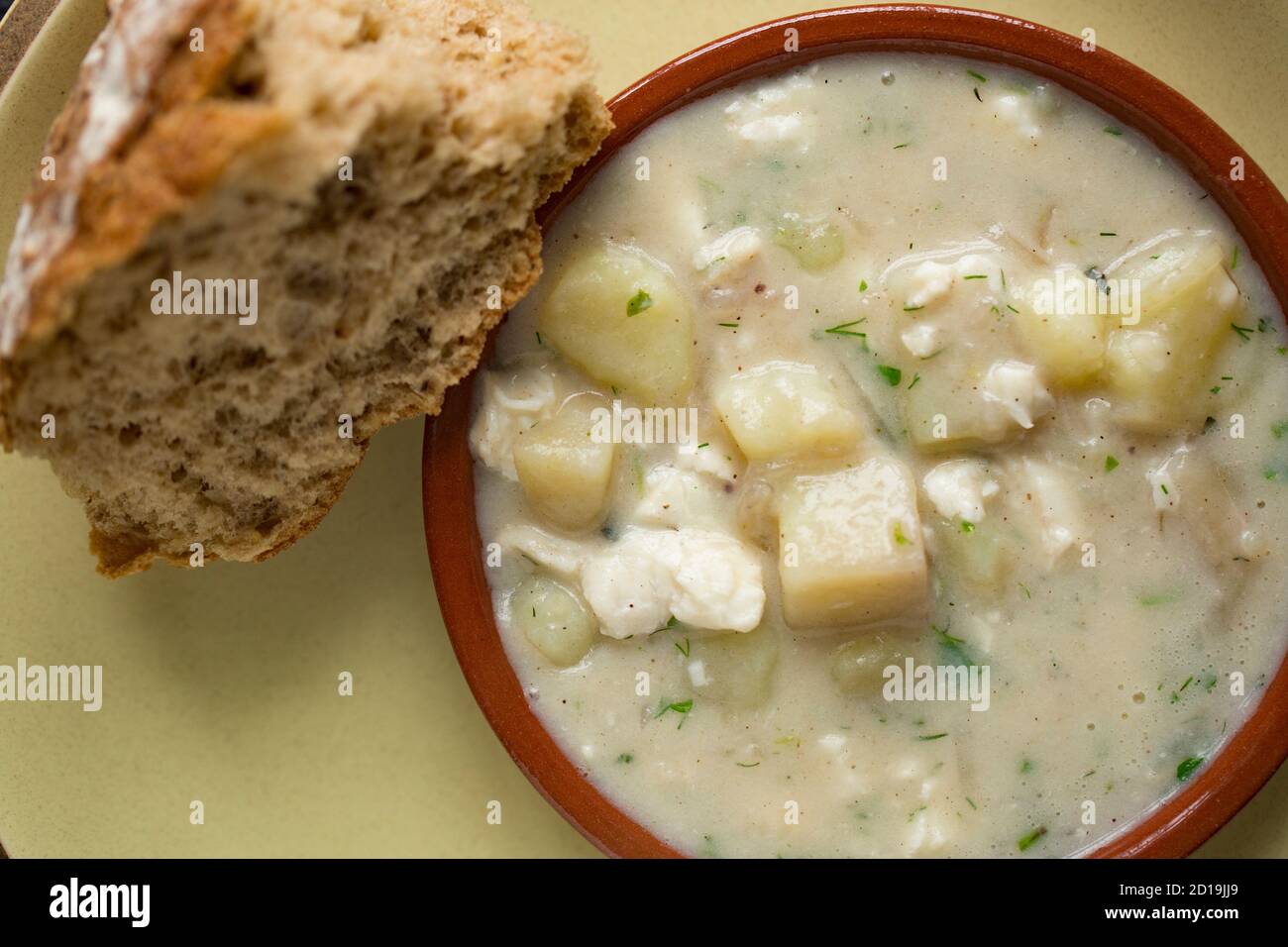 Un esempio fatto in casa della zuppa finlandese di pesce conosciuta come Kalakeitto. Comprende cipolle e patate, nonché erbe miste tra cui aneto e il pesce u Foto Stock