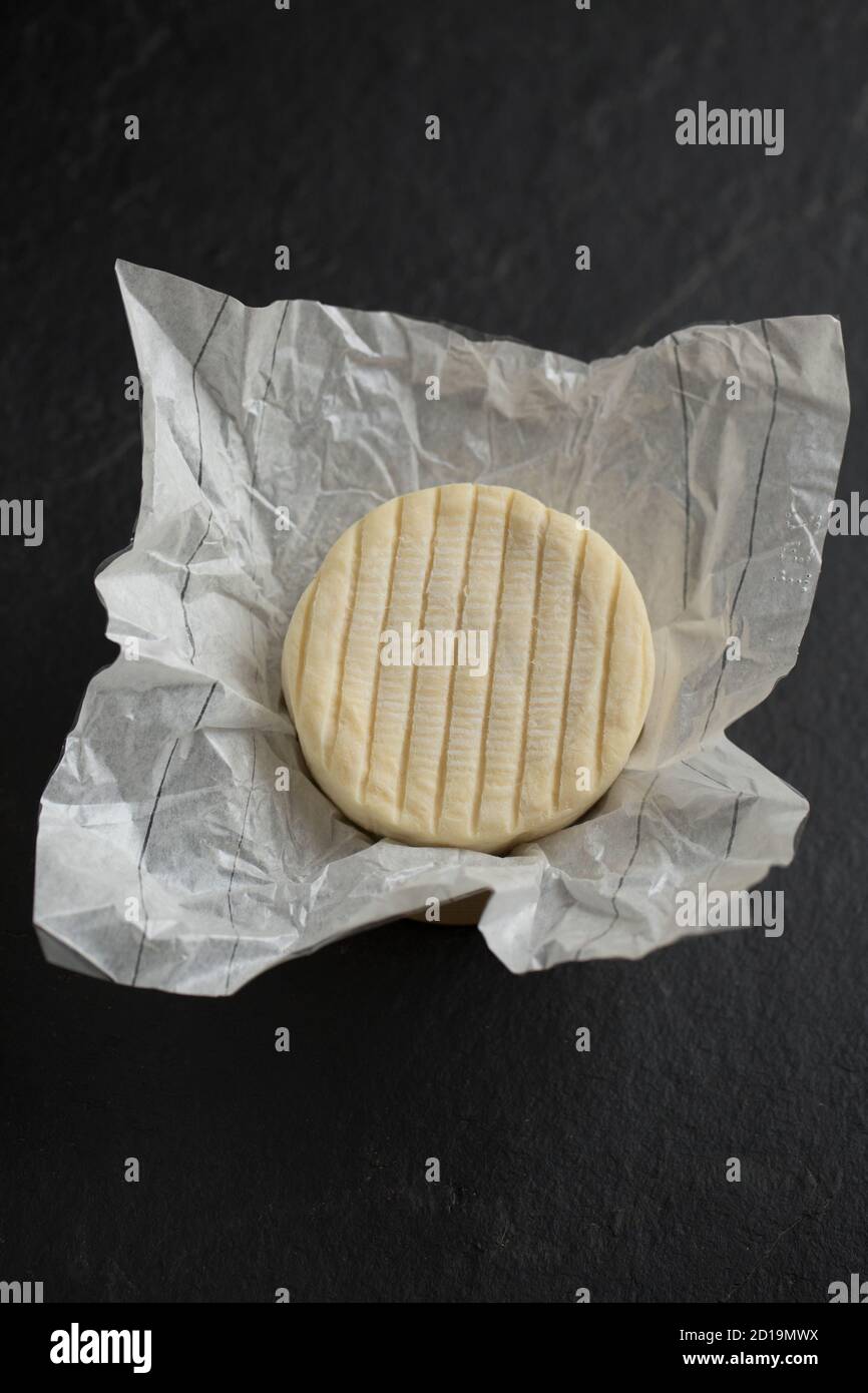 Un esempio del formaggio francese pieno di grasso morbido Pie d’Angloys fatto con latte di mucca pastorizzato. Acquistato da un supermercato Waitrose nel Regno Unito. Dorset Eng Foto Stock