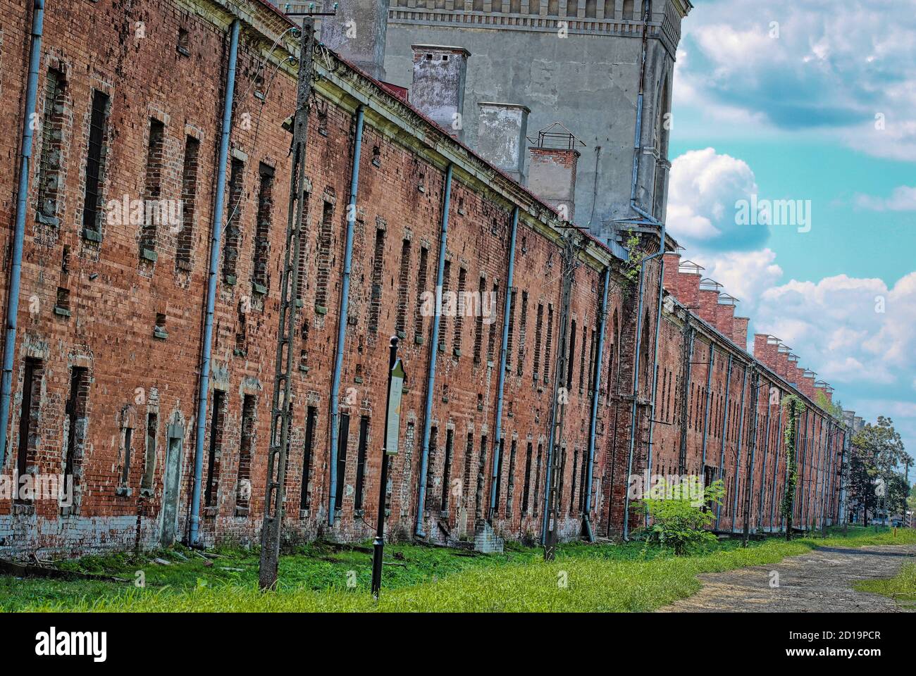 Un edificio in mattoni rossi all'interno della Fortezza di Modlin Degli edifici più lunghi d'Europa Foto Stock