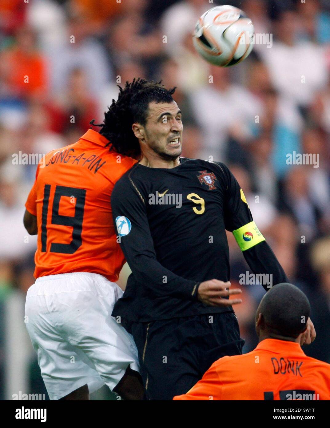 Calvin Jong-a-pin dei Paesi Bassi (L) e Ryan Donk (R) sfidano Hugo Almeida  del Portogallo durante la loro partita di calcio del Gruppo A al torneo  europeo Under-21 di Groningen il 13,2007
