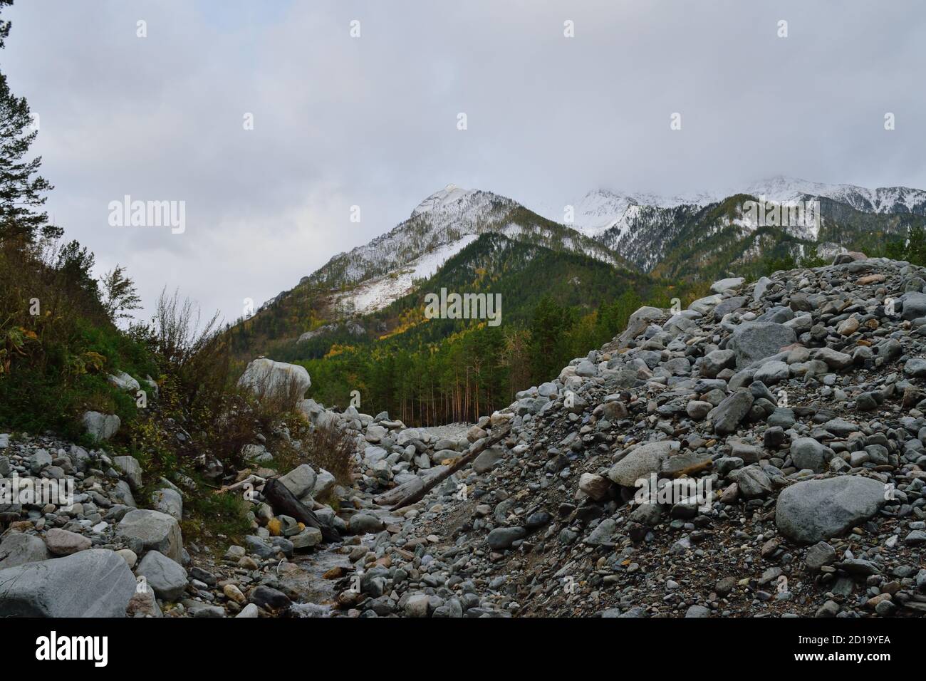 Vista di Love Peak da Arshan, Russia, all'inizio dell'autunno Foto Stock