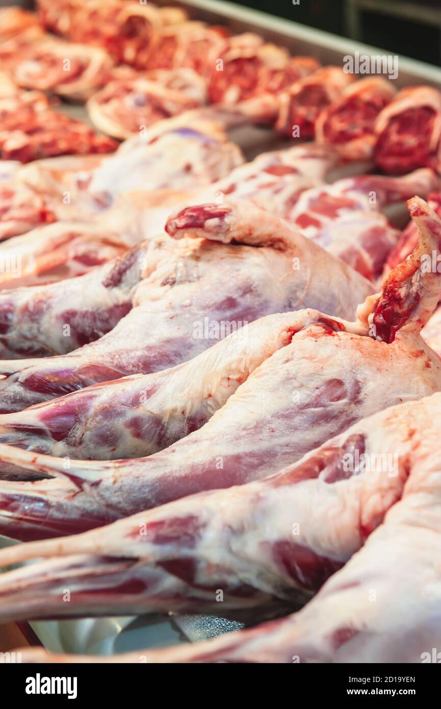 la gamba posteriore della pecora è preparata per la vendita. Vetrina di un macellaio con carne di agnello Foto Stock