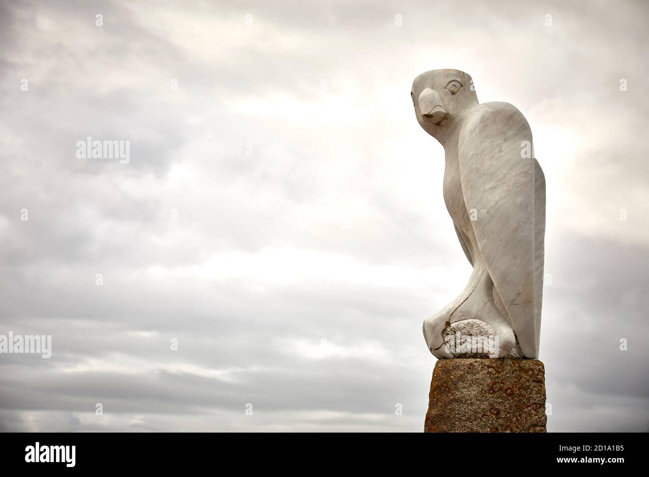 Morecambe Bay Promenade molo in pietra con grande aquila di pietra La statua dell'uccello fa parte della scultura mitica dell'uccello del progetto Tern Di Gordon Young Foto Stock