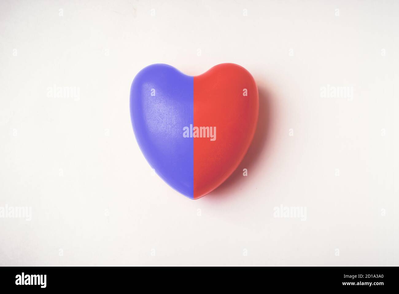 Schiuma a sfera singola rosso-blu a forma di cuore. Idea giornata di salute del cuore del mondo Foto Stock
