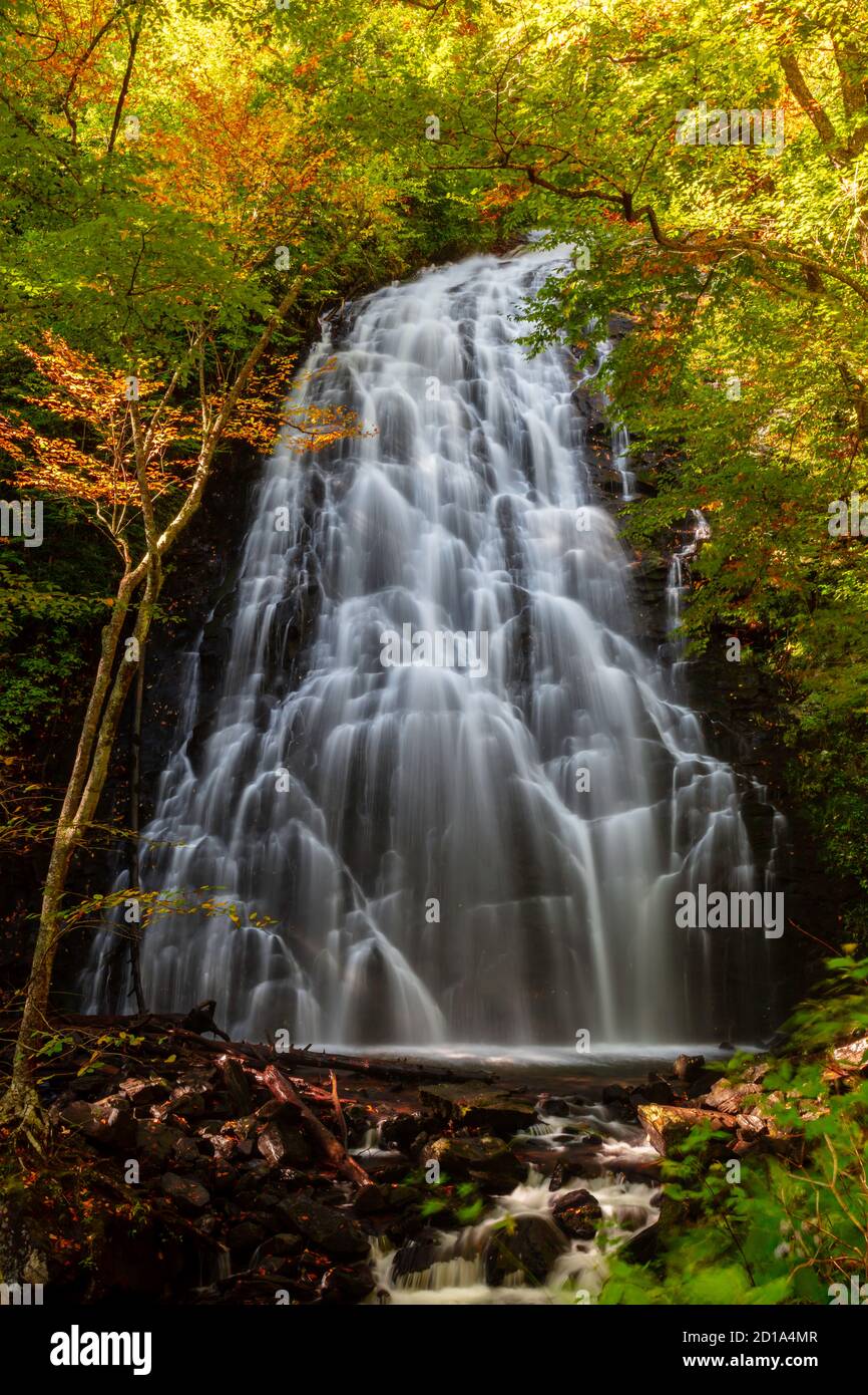 I colori autunnali circondano le Cascate di Crabtree sulla Blue Ridge parkway vicino ad Asheville, Carolina del Nord Foto Stock