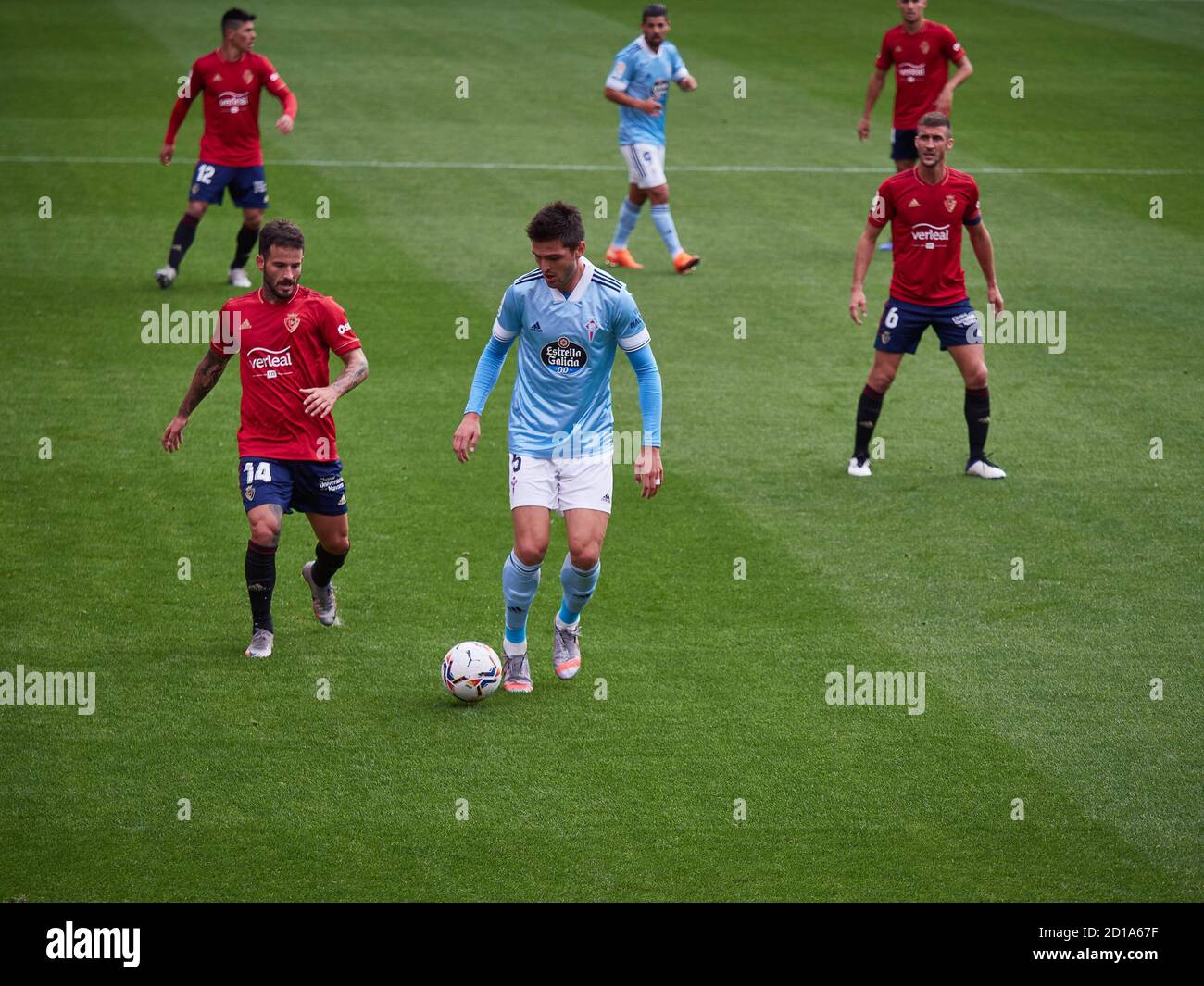 Okay Yokuslu di Celta de Vigo e Ruben Garcia di Osasuna durante il campionato spagnolo la Liga partita di calcio tra CA Osasuna e RC Celta de VI Foto Stock