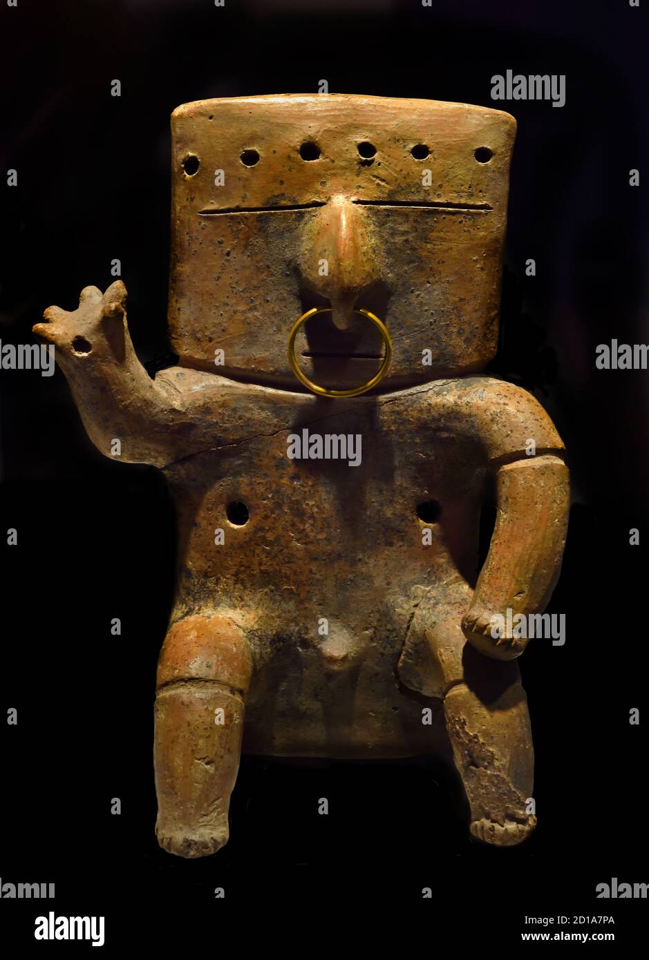 Figura umana seduta con decorazione tumbaga. Ceramica e oro. Cultura Quimbaya.(1200-1500 d.C.). Colombia. America, America, periodo di integrazione Foto Stock