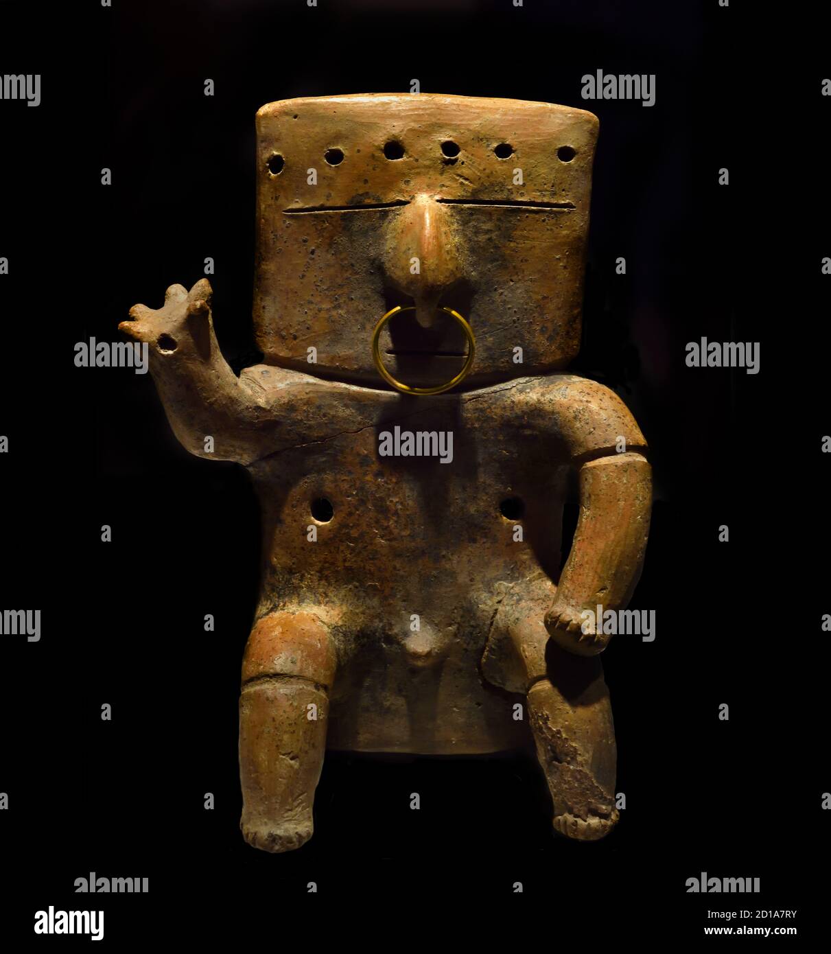 Figura umana seduta con decorazione tumbaga. Ceramica e oro. Cultura Quimbaya.(1200-1500 d.C.). Colombia. America, America, periodo di integrazione Foto Stock