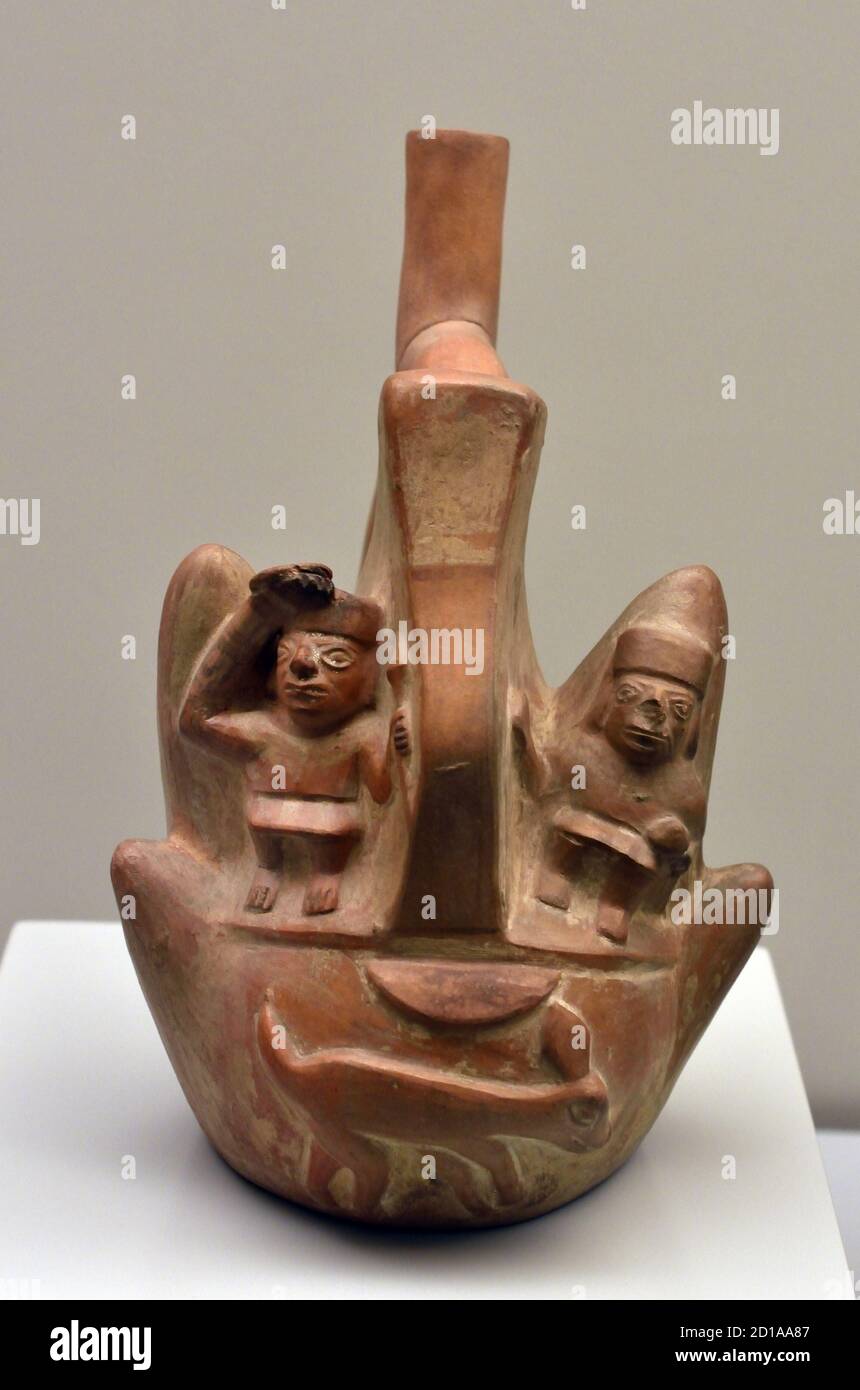 Scene mitologiche Moche o Mochica 100 d.C. - 700 d.C. ceramiche vivevano nelle valli costiere del Perù settentrionale. Come altre culture peruviane, gli agricoltori costruirono canali per irrigare le loro colture (guerrieri e persone guerrieri bellicose) Foto Stock