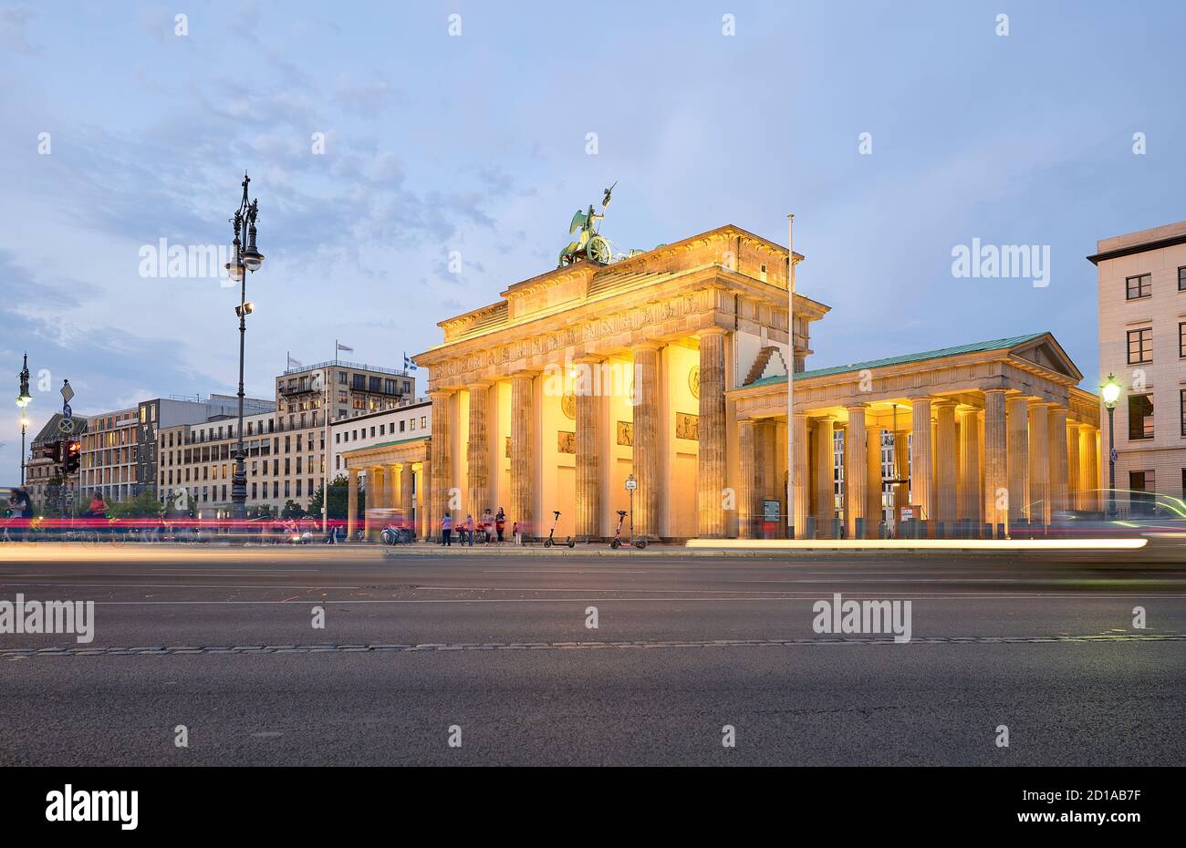 Berlino - porta di Brandeburgo durante l'ora blu Foto Stock