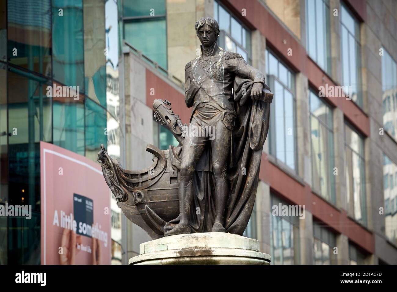 La statua in bronzo di Horatio Nelson di Richard Westmacott, si trova nell'anello di Bull, Birmingham, Inghilterra ed è la prima statua finanziata pubblicamente nel cit Foto Stock