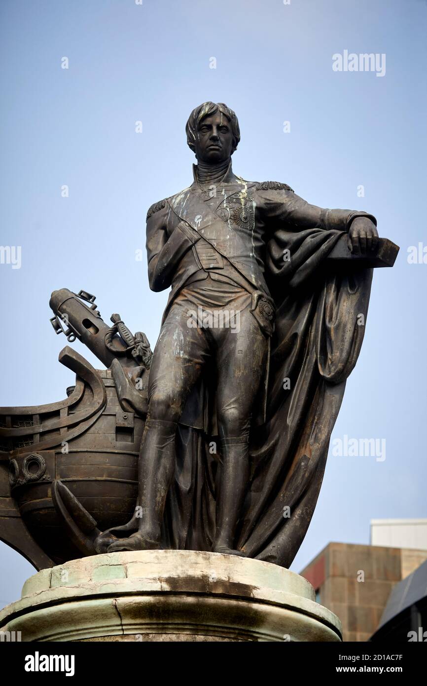 La statua in bronzo di Horatio Nelson di Richard Westmacott, si trova nell'anello di Bull, Birmingham, Inghilterra ed è la prima statua finanziata pubblicamente nel cit Foto Stock