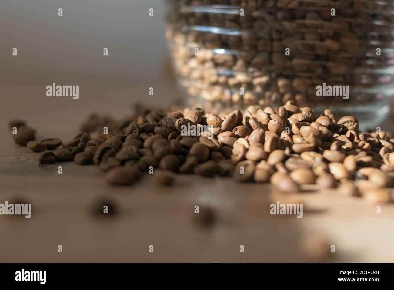 I fagioli di caffè sul tavolo di legno con le ombre bautiful di leggero Foto Stock