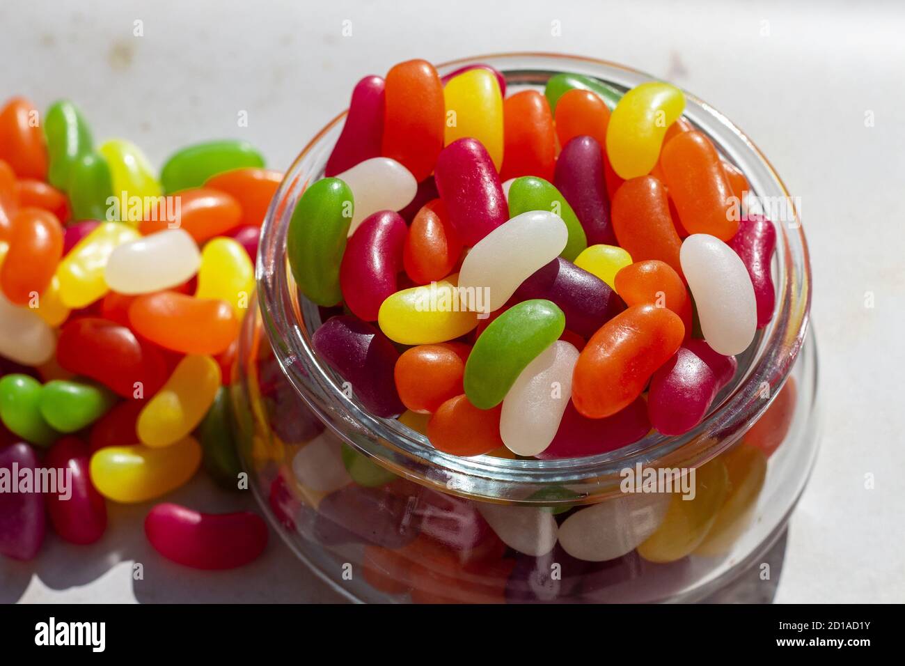 Fagioli di gelatina colorati in un vaso Foto Stock