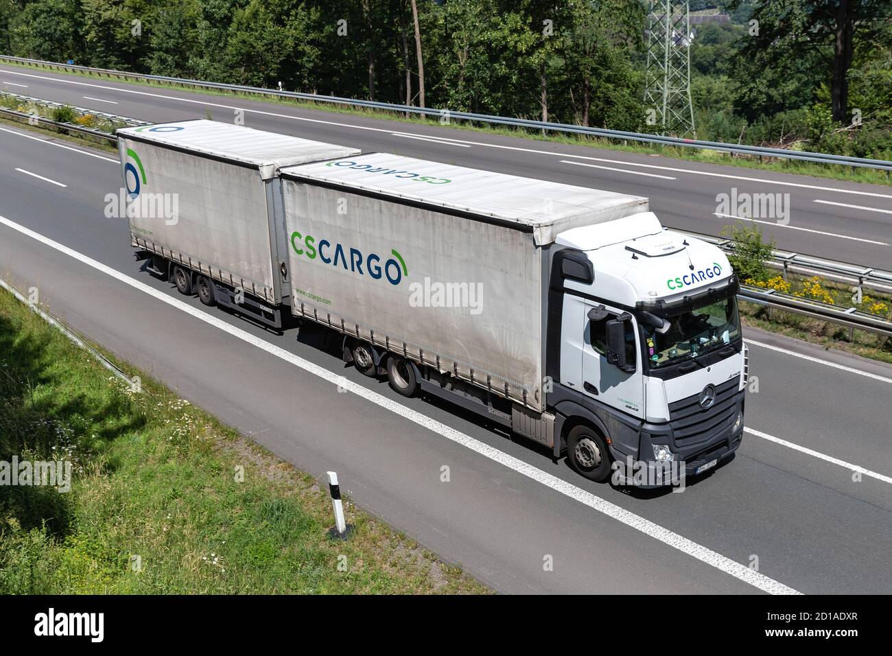 C.S.CARGO camion combinato Mercedes-Benz Actros su autostrada. Foto Stock