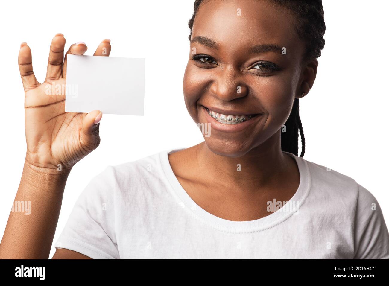 Donna nera in parentesi graffe con carta da visita vuota, sfondo bianco Foto Stock