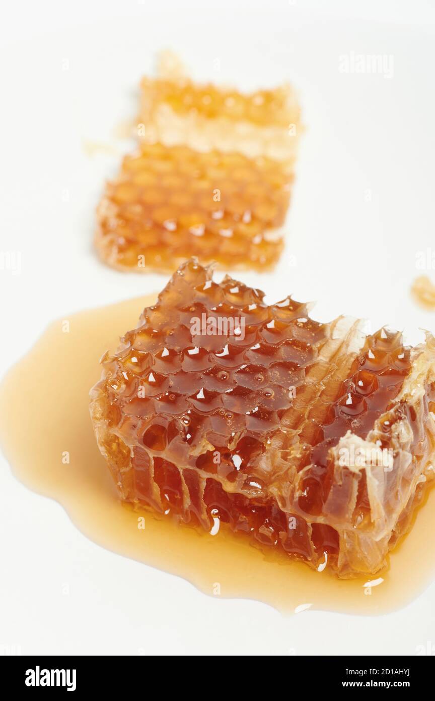 Pettine di miele dolce con cibo organico in oro liquido Foto Stock