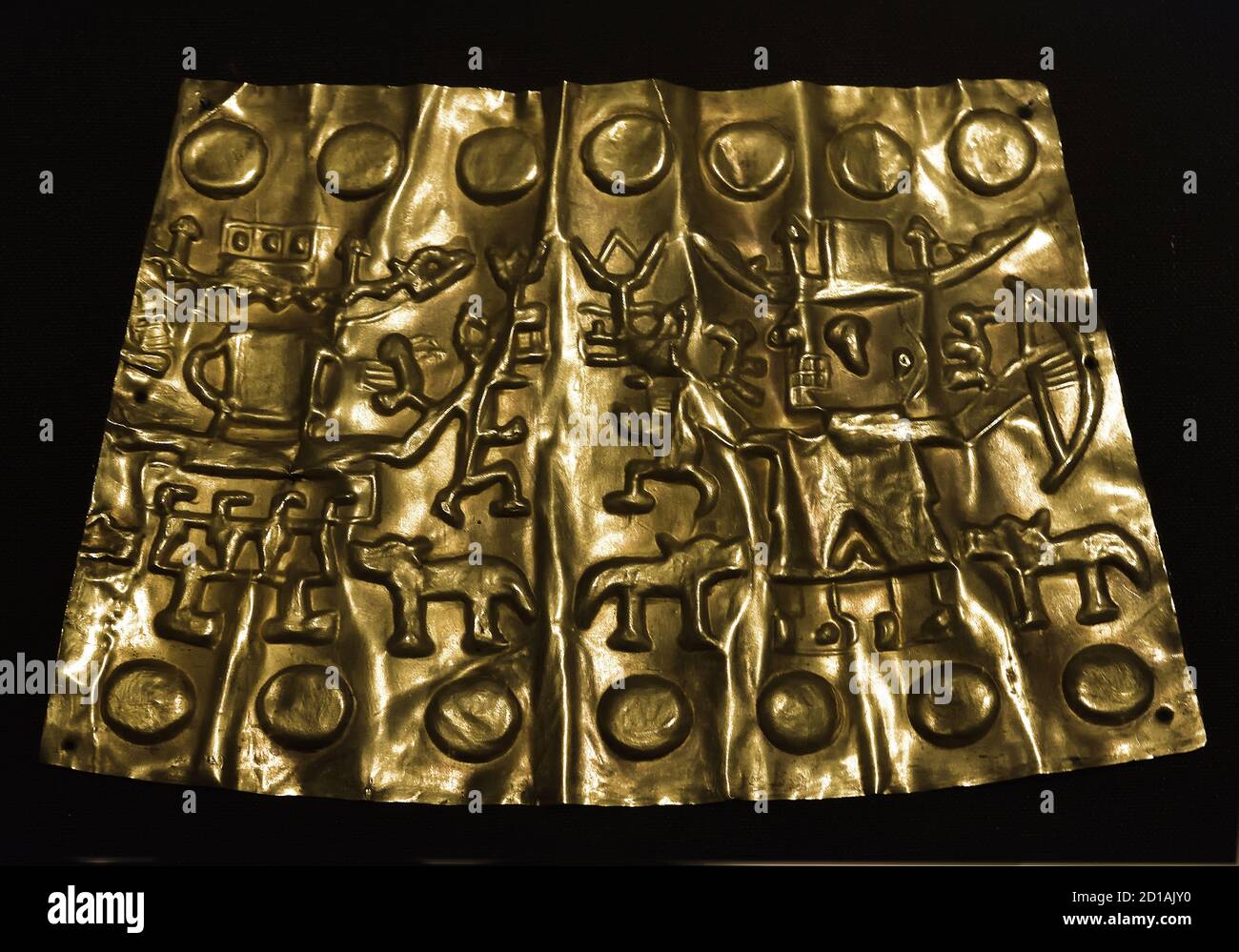 Bracciale non piegato (scena di caccia alla raffigurazione) goffrato, oro, cultura Huari, periodo dell'orizzonte medio (600-1000 d.C.), Perù, peruviano, America, americano, Foto Stock