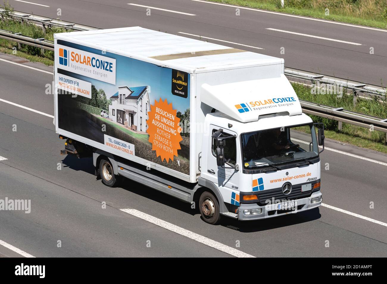 Solar Conze Mercedes-Benz Atego camion in autostrada. Foto Stock