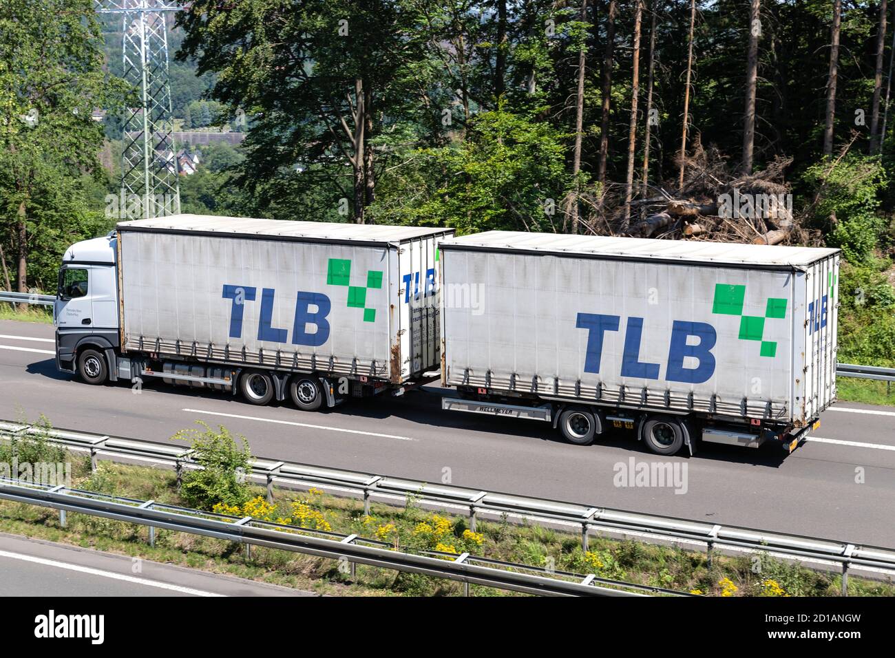 Camion combinato Mercedes-Benz Actros con cassoni oscillanti TLB in autostrada. Foto Stock