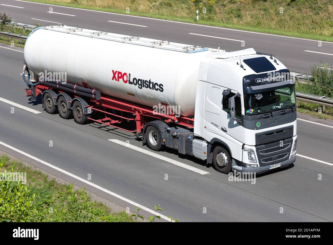Camion Volvo FH con rimorchio silo XPO Logistics in autostrada. Foto Stock