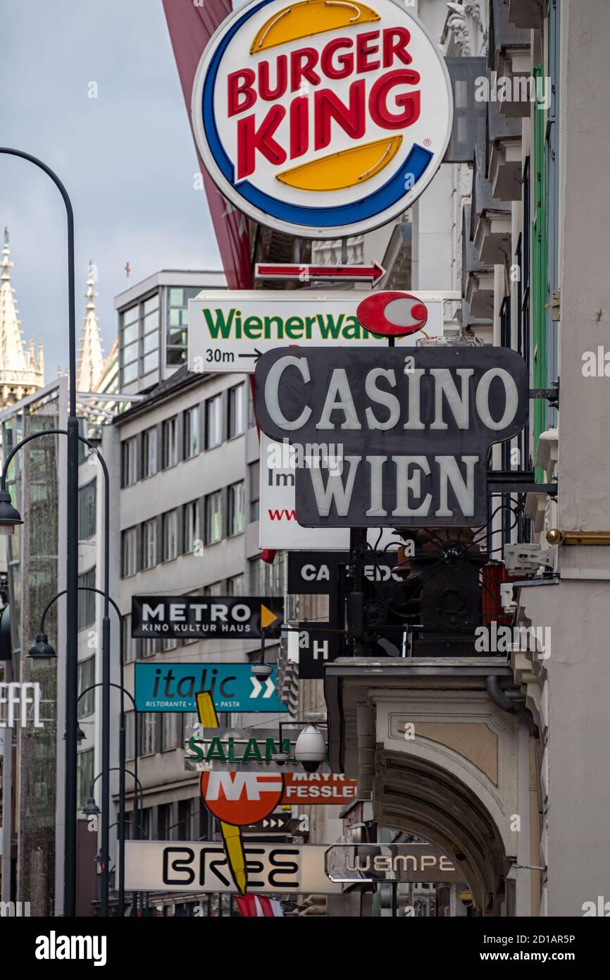 VIENNA, AUSTRIA - 14 LUGLIO 2019: Indicazioni colorate nel centro di Vienna, tra cui Burger King e Casino Wien Foto Stock