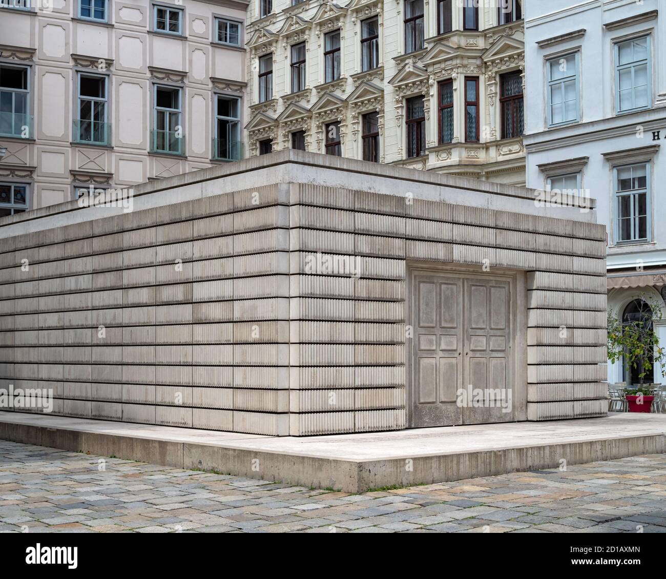 VIENNA, AUSTRIA - 14 LUGLIO 2019: Museo al Memoriale dell'Olocausto di Judenplatz; un cubo di cemento che rappresenta una biblioteca con i suoi libri è stato girato all'interno Foto Stock