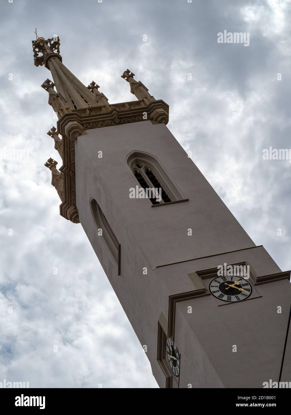 VIENNA, AUSTRIA - 14 LUGLIO 2019: Il campanile della chiesa agostiniana (Augustinerkonvent Wien) Foto Stock