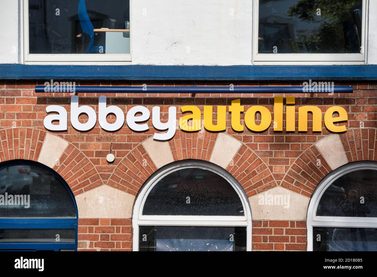 Derry, Irlanda del Nord - 27 settembre 2020: L'insegna Abbey Autoline a Derry, Irlanda del Nord. Foto Stock