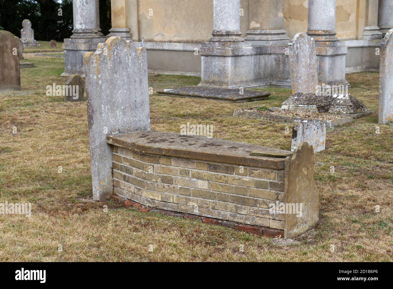 Tombe a terra al cimitero di Mistley Towers, Churrch of St. Mary the Virgin a Mistley in Essex, Regno Unito. Foto Stock