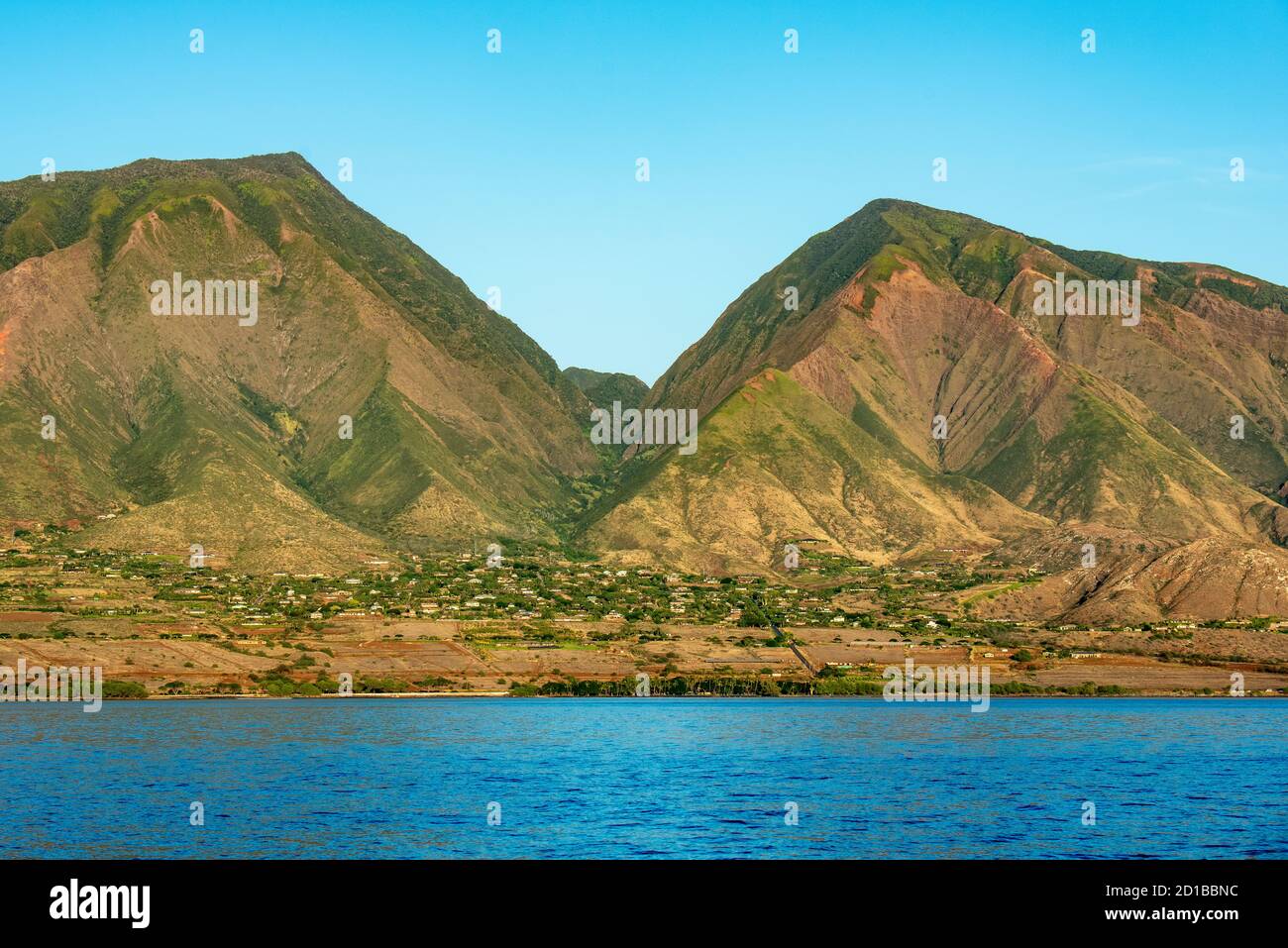 Maui, Hawaii. Vista spettacolare delle montagne di Lahaina e Maui occidentale dall'oceano pacifico. Foto Stock