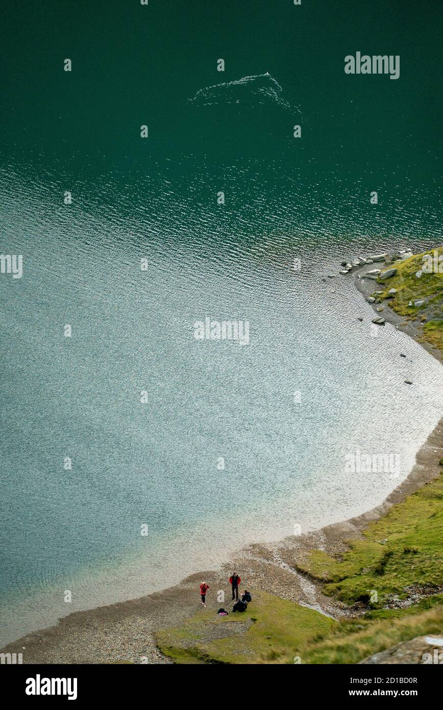 Snowdon si riflette sulla costa ondulata del lago artificiale Glasslyn Foto Stock