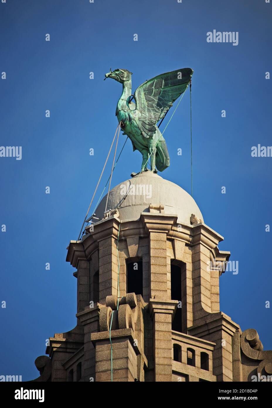Uno dei famosi uccelli epatici di Liverpool, situato sul Royal Liver Building Foto Stock