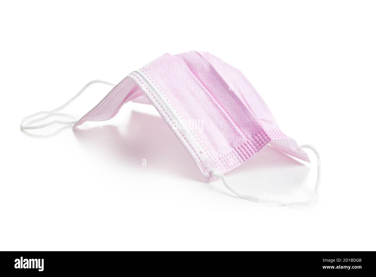 Protezione da virus corona. Maschera di carta medica rosa isolata su sfondo bianco. Foto Stock