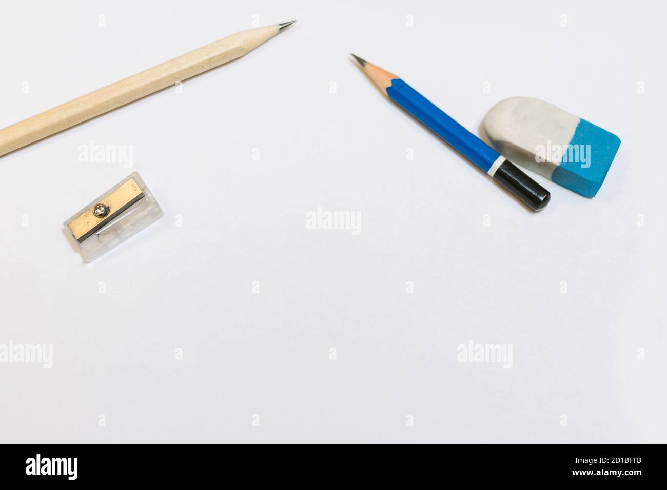 Vista dall'alto della scrittura a mano con matita di legno su carta bianca utilizzando accessori di scrittura. Business, concetto di istruzione. Foto Stock
