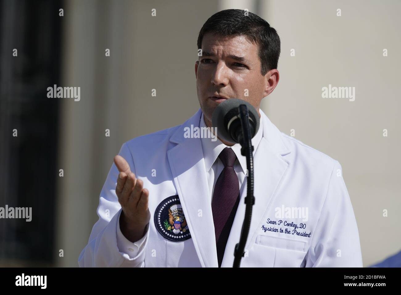 5 ottobre 2020 - Bethesda, MD Stati Uniti: CDR Sean Conley, MD si rivolge ai media sulle condizioni del presidente degli Stati Uniti Donald J. Trump al Walter Reed Medical Center. Il Presidente è in cura per il COVID-19. Il presidente è programmato per partire Walter Reed alle 18:30 oggi.Credit: Chris Kleponis/Pool via CNP | utilizzo in tutto il mondo Foto Stock