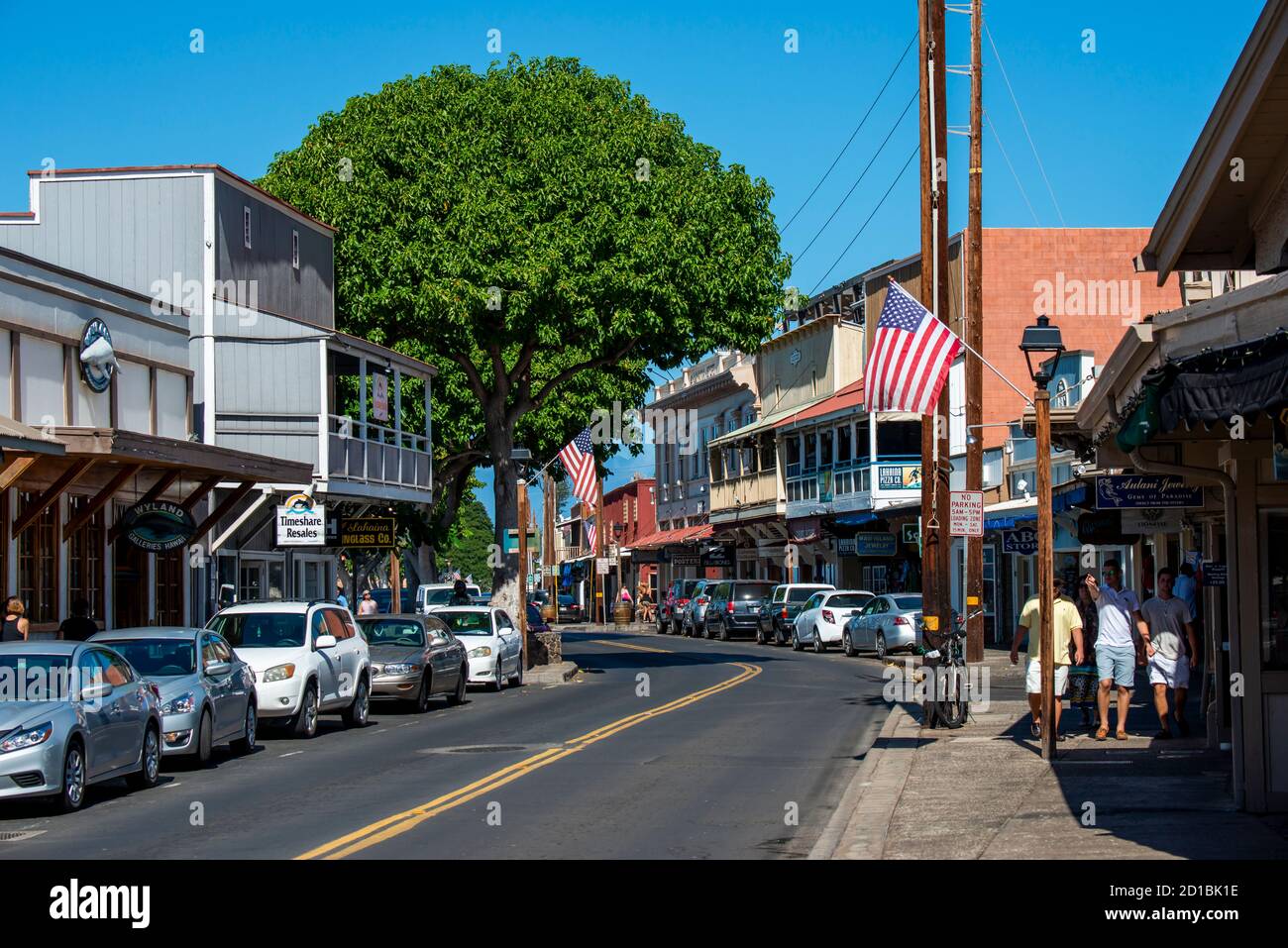 Lahaina, Maui, Hawaii. La gente cammina e si gode i negozi di Front Street in una bella giornata. Nel centro di Lahaina. Foto Stock