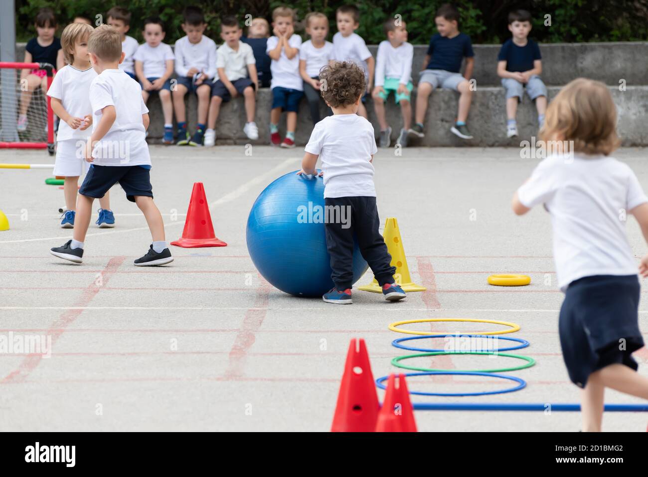 Gruppo di figli che lavorano sul poligono. Scuola di sport Foto Stock