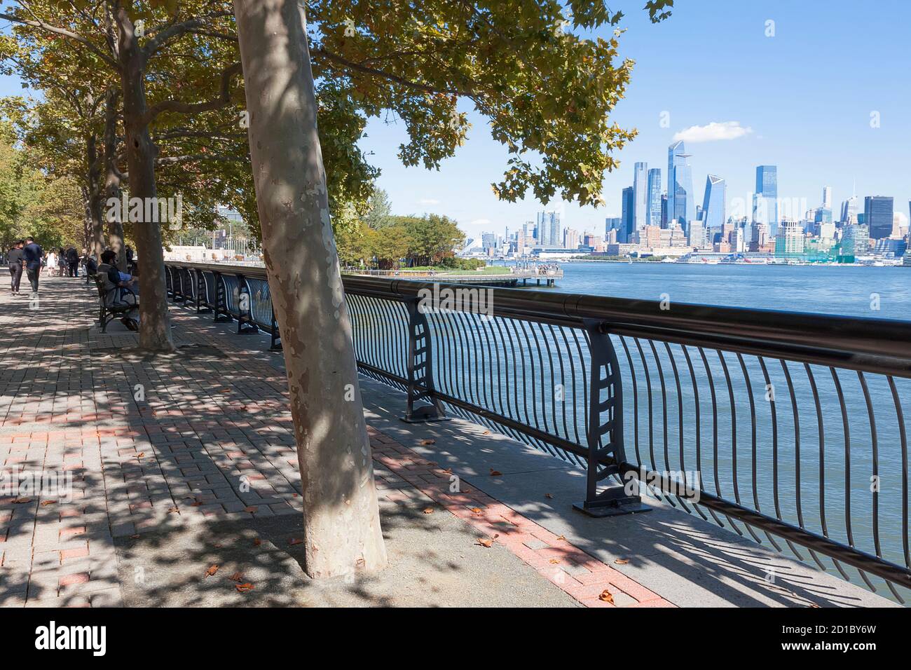 Vista dello skyline di New York/Manhattan dall'altra parte del fiume Hudson a Hoboken, il lungomare del New Jersey. Foto Stock